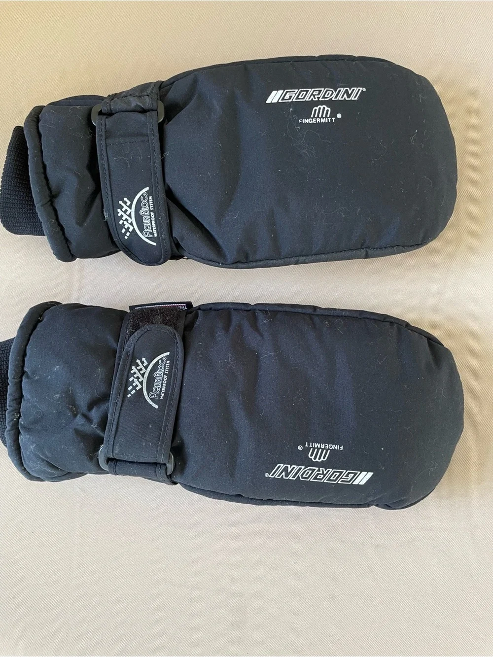 Gordini Women's Black Insulated Mittens with Adjustable Wrist Strap